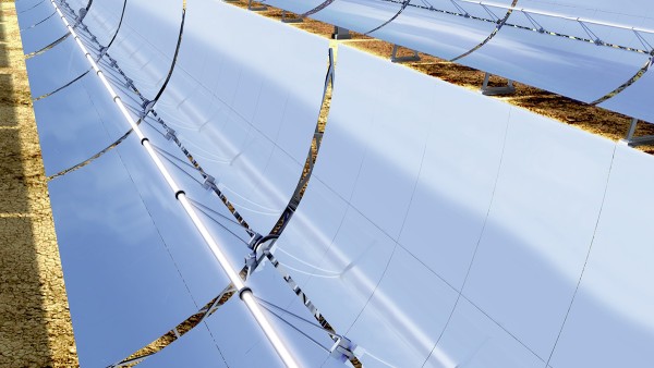 Det finns även soltermiska anläggningar med paraboliska tråg.